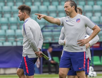 Simeone junto a su cuerpo técnico.