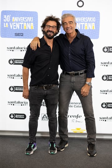 El guionista Marc Amorós con Carles Francino en el posado previo al programa especial. 
 