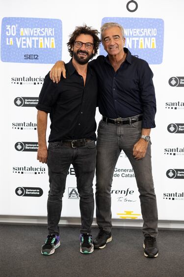 El guionista Marc Amorós con Carles Francino en el posado previo al programa especial. 
 