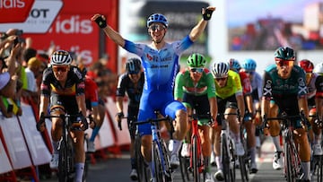CABO DE GATA, SPAIN - AUGUST 31: Kaden Groves of Australia and Team BikeExchange - Jayco celebrates winning ahead of Danny Van Poppel of Netherlands and Team Bora - Hansgrohe and Tim Merlier of Belgium and Team Alpecin-Deceuninck during the 77th Tour of Spain 2022, Stage 11 a 191,2km stage from ElPozo Alimentación - Alhama de Murcia to Cabo de Gata / #LaVuelta22 / #WorldTour / on August 31, 2022 in Cabo de Gata, Spain. (Photo by Tim de Waele/Getty Images)