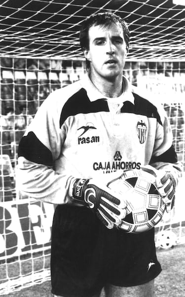 Portero del Real Madrid las temporadas 1981-82, 1984-85, 1985-86 y 1987-88 y del Valencia de 1988 a 1991.