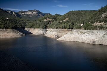 La gran sequía que sufre toda la península ha dejado al descubierto algunos tesoros. En el pantano de Sau, que ahora está al 30% de su capacidad, ha emergido el antiguo pueblo sepultado de Sant Romà que quedó inundado tras la construcción del pantano en 1963.