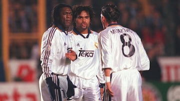 Discusi&oacute;n entre Pedja Mijatovic y Clarence Seedorf, con Christian Karembeu de testigo en un Real Madrid - Deportivo.