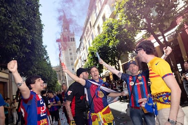 Aficionados del Barcelona y del Real Madrid disfrutan por las calles de Sevilla de las horas previas a la final de Copa. 