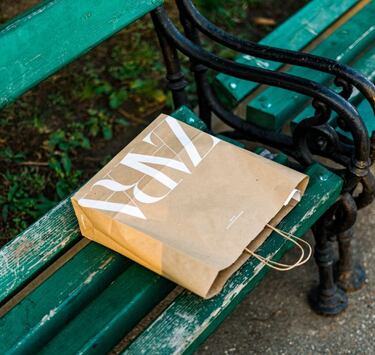 Inditex empieza a cobrar las bolsas: precios en Zara, Pull & Bear, Bershka, Stradivarius...