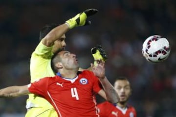 Claudio Bravo salvó el arco de Chile en una de las primeras jugadas peligrosas de Uruguay.