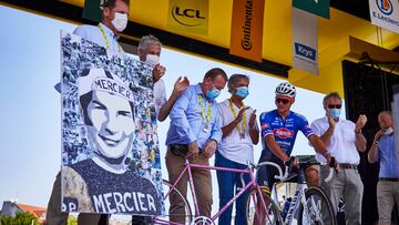 Van der Poel, emocionado en el homenaje a Poulidor