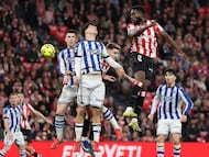 BILBAO, 01/02/2026.- El delantero del Athletic Club, Iñaki Williams (d), remata ante los defensores de la Real Sociedad durante el encuentro correspondiente a la jornada 22 que Athletic Club y Real Sociedad disputan hoy domingo en el estadio de San Mamés, en Bilbao. EFE / Luis Tejido.