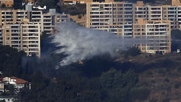 Vina del Mar, 21 de febrero de 2021.
Un avion cisterna combate un incendio de pastizales en el sector del barrio Miraflores alto.
Andres Pina/Aton Chile