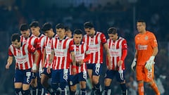 Jugadores de Chivas durante el partido contra Pumas en los Cuartos de Final del Apertura 2023.
