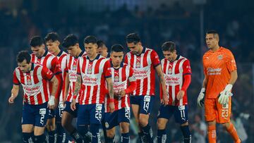 Jugadores de Chivas durante el partido contra Pumas en los Cuartos de Final del Apertura 2023.