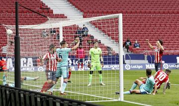 Gol anulado por falta de Luis Suárez a Róber. 