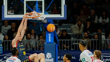 ANDORRA, 13/12/2025.- Artem Pustovyi pívot ucraniano del MoraBanc Andorra realiza un mate en la canasta del Coviran Granada durante el partido de la novena jornada de la Liga Endesa de baloncesto que se disputa este sábado en el Pavelló Toni Martí de Andorra. EFE / Fernando Galindo.
