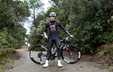 Con ropa de abrigo y lluvia, que tapa su habitual maillot blanco del UAE, Juan Ayuso posa para AS en una temporada que, segn afirma el propio corredor puede marcar un antes y un despus en su carrera deportiva a los 22 a?os. El Giro de Italia, en el que ser su debut en la ronda italiana, es el gran objetivo.