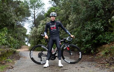 Con ropa de abrigo y lluvia, que tapa su habitual maillot blanco del UAE, Juan Ayuso posa para AS en una temporada que, según afirma el propio corredor “puede marcar un antes y un después” en su carrera deportiva a los 22 años. El Giro de Italia, en el que será su debut en la ronda italiana, es el gran objetivo.
