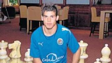 <b>GOLEADOR. </b>El canterano Kike posa en el hotel de concentración de Mierlo en un tablero de ajedrez gigante.