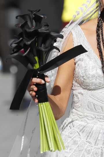 La novia Pilar Rubio llegando a la catedral del Sevilla. En la foto, el ramo en detalle. 