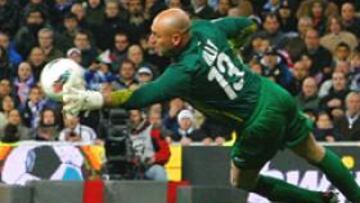 <b>PARADÓN. </b>Caballero salvó el segundo gol del Madrid en el 59'. Asistido por Kaká, Cristiano remató desde la frontal del área pero se topó con la estirada del portero malacitano.