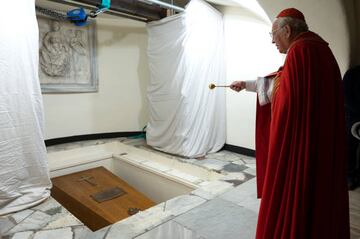 El Cardenal Giovanni Battista Re bendice el ataúd del Papa Emérito Benedicto XVI mientras está siendo enterrado en las Grutas del Vaticano.