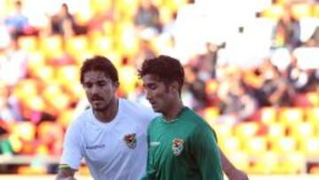 BAS001. MENDOZA (ARGENTINA), 31/05/2015.- Los jugadores de la selecci&oacute;n boliviana de f&uacute;tbol Marcelo Martins (i) y Sebasti&aacute;n Gamarra (d)  EFE/Pachy Reynoso