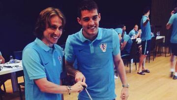 Modric y Kovacic, con la tarta.