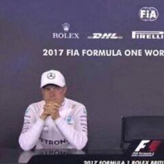 Hamilton se disculpa por llegar tarde a la rueda de prensa