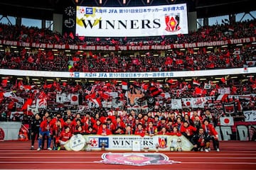 La plantilla del Urawa Red Diamonds celebra con sus aficionados la Copa del Emperador conseguida en Japón.