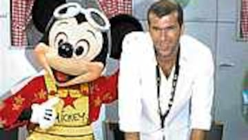 El francés estuvo acompañado por su mujer Veronique y sus dos hijos mayores, Enzo y Luca. Los tres disfrutaron con los personajes de la factoría Disney y de todas las atracciones del nuevo parque Walt Disney Studios.