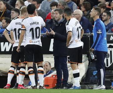 Albert Celades es el actual entrenador del Valencia, cargo al que llegó para sustituir a Marcelino a comienzos de la campaña 2019-20. Barcelonés de nacimiento, se forjó como jugador en La Masia, llegando a debutar con el primer equipo del Barcelona. Del conjunto azulgrana se marchó al Celta, de donde le fichó el Madrid. Estuvo cinco temporadas, aunque la campaña 2003-04 está cedido en el Girondins de Burdeos. En 2005 fichó por el Zaragoza, aunque al término de su contrato decidió no renovarlo. Jugó en el New York Red Bull, pero apenas estaría una campaña. Ha sido además, entrenador: en 2013, se incorpora al cuerpo técnico de la Federación Española al ser nombrado seleccionador nacional Sub-17 y Sub-18. Dimitió al no ser elegido para sustituir a Lopetegui tras el despido de éste antes del Mundial de Rusia. También acompañó a Lopetegui en los cuatro meses que estuvo como técnico blanco.