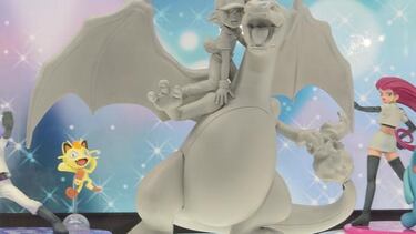 Impresionante figura de Pikachu, Ash y Charizard para Japón