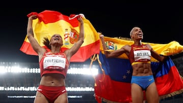 Ana Peleteiro y Yulimar Rojas celebran el bronce y el oro obtenidos en triple salto, esta última con récord del mundo.