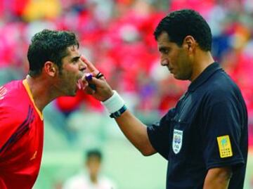 22/06/02 Mundial de Japón y Corea 2002. Cuartos de final, partido Corea-España.
Hierro protesta desesperado al árbitro Al Ghandour.
