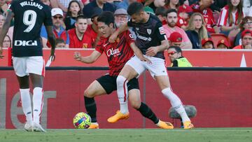 PALMA DE MALLORCA (BALEARES), 01/05/2023.- El centrocampista del Mallorca, Kang-In Lee (c) disputa una posesión con el delantero del Athletic Club Gorka Guruzeta (d) durante partido correspondiente a la jornada 32 de LaLiga Santander que Mallorca y Athletic Club disputan este lunes en el Visit Mallorca Estadi de Palma. EFE/ Cati Cladera
