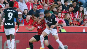 PALMA DE MALLORCA (BALEARES), 01/05/2023.- El centrocampista del Mallorca, Kang-In Lee (c) disputa una posesión con el delantero del Athletic Club Gorka Guruzeta (d) durante partido correspondiente a la jornada 32 de LaLiga Santander que Mallorca y Athletic Club disputan este lunes en el Visit Mallorca Estadi de Palma. EFE/ Cati Cladera
