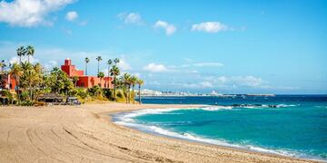 La playa de Bil-Bil una de las playas más queridas por los habitantes de Benalmádena. Ubicada en pleno corazón de la localidad, se encuentra a camino entre la Playa el Arroyo de la Miel - Los Melilleros y la de Santa Ana. Con una extensión de 400 metros de longitud y unos 20 metros de anchura media, de arena oscura y fina, tiene un el oleaje moderado, lo que la hace perfecta para disfruta de un agradable baño.  Rodeada por un bonito paseo marítimo, su singularidad radica en el castillo que recibe su mismo nombre. De propiedad municipal, en el interior del monumento tiene lugar numerosos actos culturales, lo que hace que esta playa sea un lugar muy concurrido. Si decides pasar un día en esta playa, te recomendamos que vengas preparado y te quedes hasta la noche. la iluminación, sus jardines exteriores y palmeras le dan un encanto único. 