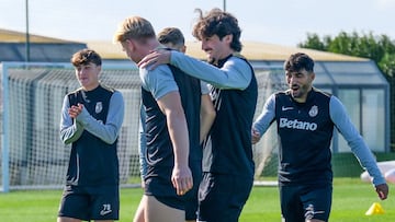 Alcochete (Portugal), 25/11/2024.- Sporting players (L-R) Mauro Couto, Conrad Harder, Francisco Trincao and Ricardo Esgaio attend the training session of the team at the Cristiano Ronaldo Academy, Alcochete, Portugal, 25 November 2024. Sporting will face Arsenal in the UEFA Champions League on 26 November. (Liga de Campeones) EFE/EPA/RUI MINDERICO