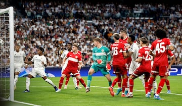 2-1. Saque de esquina de Luka Modrik, Alexander Nübel falla en la salida y el central alemán remata de cabeza para meter el balón dentro de la portería de su exequipo.