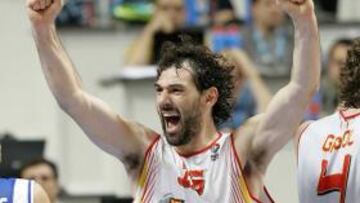 <b>ÉXITO. </b>Garbajosa celebra el oro europeo de 2009 con España.