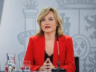 La ministra portavoz, Pilar Alegría, interviene durante una rueda de prensa posterior a la reunión del Consejo de Ministros, en el Palacio de La Moncloa, a 25 de junio de 2024, en Madrid (España). El Gobierno ha aprobado en el Consejo de Ministros de hoy la rebaja del IVA del aceite de oliva al 0%, que entrará en vigor a partir del próximo 1 de julio, y la prórroga de la reducción de este impuesto a algunos alimentos. A diferencia de la prórroga anterior, esta vez el Ejecutivo ha diseñado una vuelta progresiva al tipo superreducido del 4% durante los seis meses en los que está previsto que dure esta nueva extensión de la medida.
25 JUNIO 2024;GOBIERNO;CONSEJO DE MINISTROS;MONCLOA;ALIMENTOS;IVA
Alejandro Martínez Vélez / Europa Press
25/06/2024
