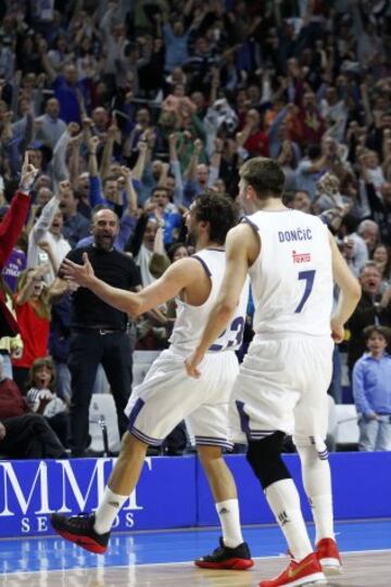 Sergio Llull celebra junto a su compañero Luka Doncic la última canasta del partido.