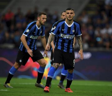 Ha estado todo el verano en el mercado por sus desencuentros con el Inter. Después de sonar para varios grandes la única oferta firme por él ha sido la del Nápoles, que estaba dispuesto a pagar 65 millones por su traspaso.