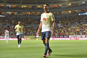 Se fue del América en el Clausura 2017 para jugar en Boca Juniors, era la pareja de Pablo Aguilar en la central azulcrema y dejó a Ricardo La Volpe, entonces estratega del equipo, con un dilema para la zaga. El ‘bigotón’ supo salir de la emergencia y utilizó a Edson Álvarez en dicha posición. 