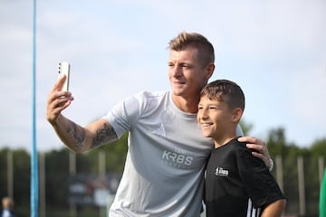 Toni Kroos, junto a un niño en la jornada de Coaching Day.