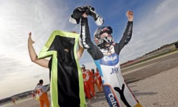 El campeón del mundo de Moto3 el piloto español Maverick Viñales celebra su victoria en el Gran Premio de la Comunidad Valenciana, la última prueba del Mundial de Motociclismo, que se ha disputado en el circuito Ricardo Tormo de Cheste.