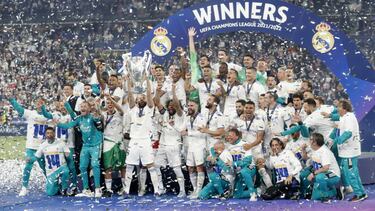 Dani Carvajal, lateral del Real Madrid, levanta al cielo de París la Decimocuarta.