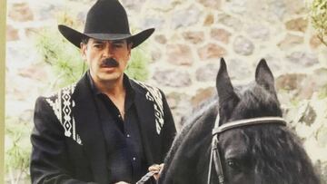 Sergio Goyri montando caballo