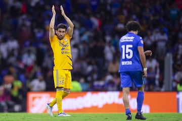 Juan Pablo Vigón aplaude durante el partido en contra de Cruz Azul de los Cuartos de Final.