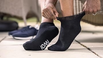 Los calcetines negros tobilleros para diabéticos que cuidarán de tus pies todo el día están disponibles en Amazon.