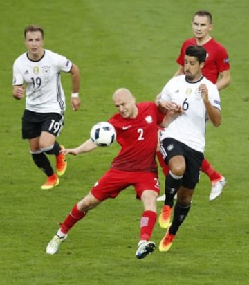 Michal Pazdan con Sami Khedira.