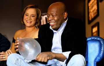 Faustino "El Tino" Asprilla juega con uno de sus preservativo durante la presentación.